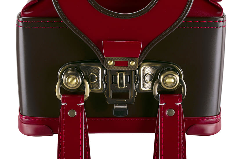 トレーズ】2026 男の子 カーマイン×ブラウン | アンティークな雰囲気