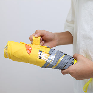 便利な折りたたみ傘は目立ちやすいイエローカラー！