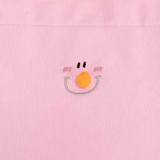 立体的にちょこんと付いたお鼻がアクセントのふわりぃの顔の刺繍がかわいい♪