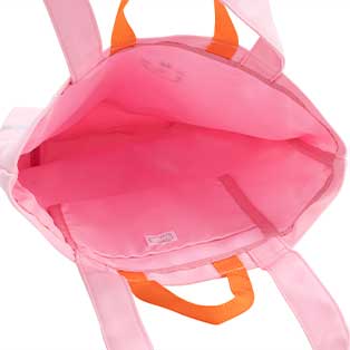 出し入れしやすい広い開口部と便利なポケット！