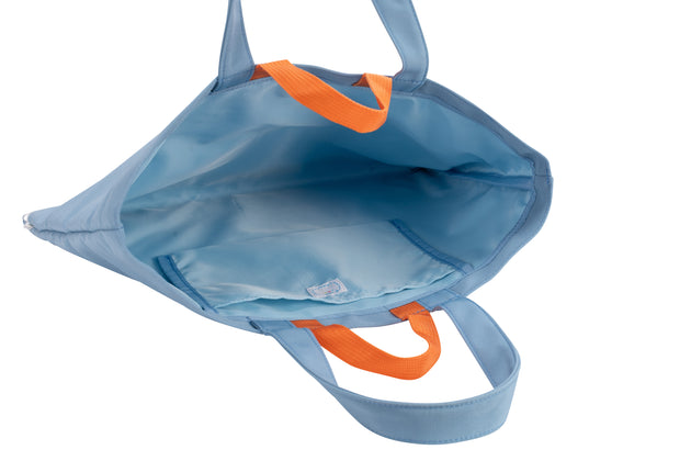 出し入れしやすい広い開口部と便利なポケット！