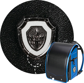 シャープなデザインのダブルエンブレム